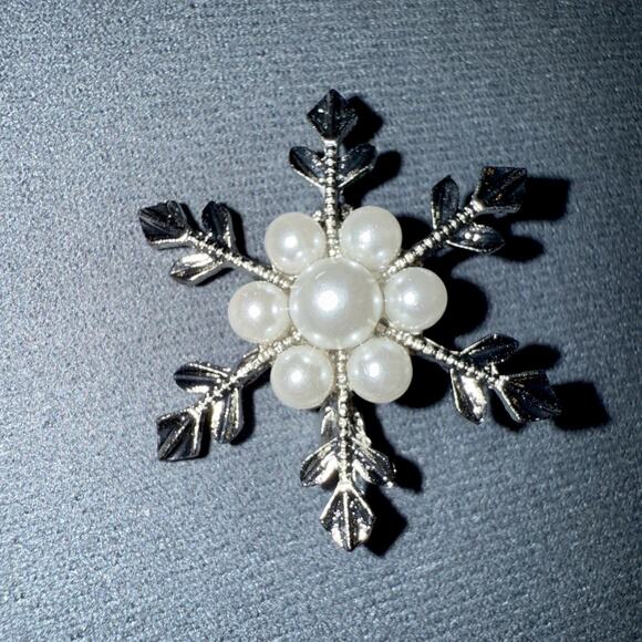 NWT Silvertone And Faux Pearl Snowflake Brooch Pin - Picture 1 of 3